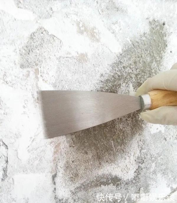 湿气|墙面起碱很正常的事，刷墙的时候工人没给你弄这一步，不用给钱了