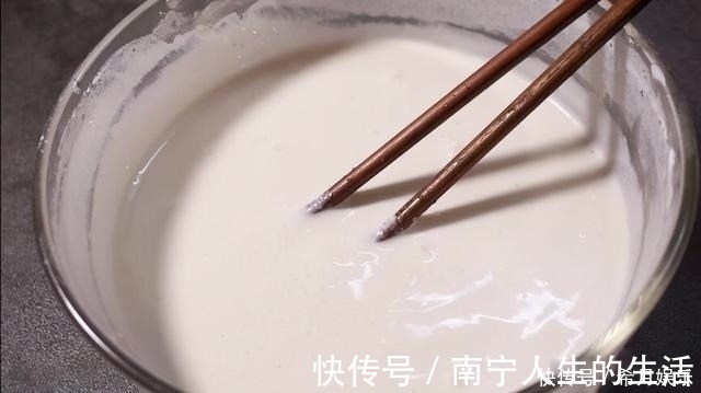 好馋人的糯米糕点，我家经常做，软糯香甜，吃着不上火