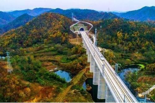 旅游|中国“最美”高铁线，沿途经过很多景区，游客：太美了