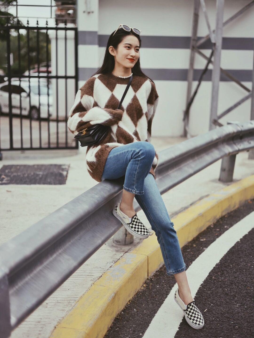 气质 女人会打扮才最优雅,试试“毛衣”的搭配,简约舒适显气质