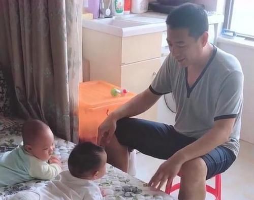 孩子|“领导爸爸”火了，给双胞胎宝宝开大会，网友调侃：好大的官威