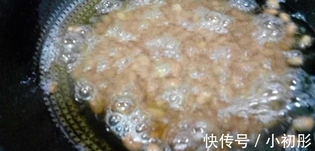 浸泡|炸花生米时,千万别直接下锅炸,多做这一步,花生放3天都嘎嘣脆