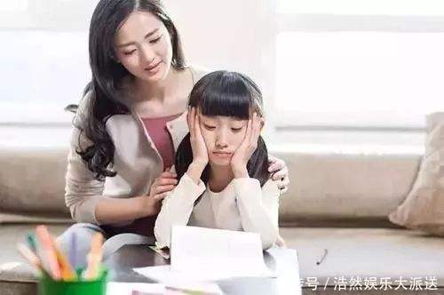 因为拿西瓜慢,五岁男孩给爷爷一巴掌,爸爸