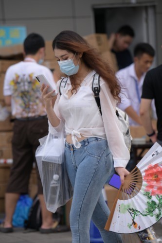 如此休闲风真的美,颜值高才能这么任性,太有魅力了