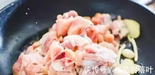 焯水|炖鸡肉又老又柴，原来是焯水时用错了水，难怪腥味重还不好吃！
