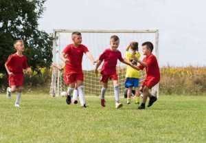 宝妈|妈妈在开门,4岁姐姐偷偷将刚出生弟弟推下陡坡,原因让人心酸