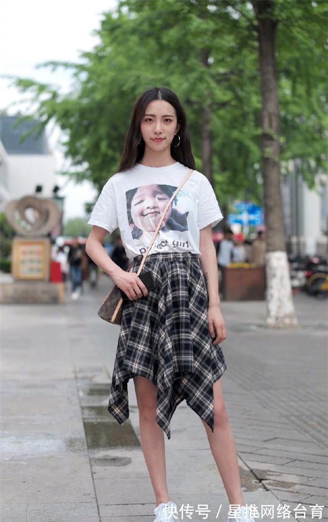 t恤|离开裤子的T恤,搭“半身长裙”更洋气显瘦,看看潮人你就知道了