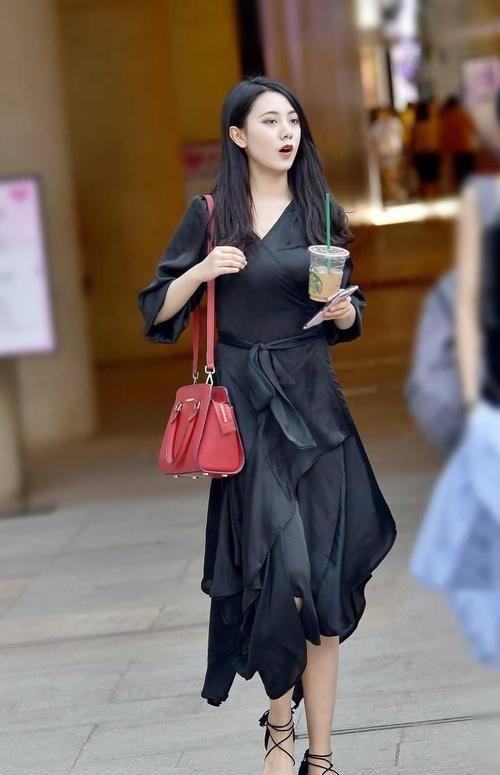 盯了半小时,才发现姐姐裙子的特点,差点就看走眼