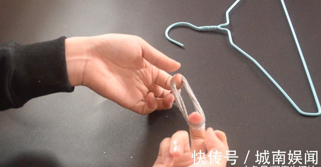家庭|袜子剪一剪套在衣架上太实用了, 解决了很多家庭的困扰, 赶紧试试