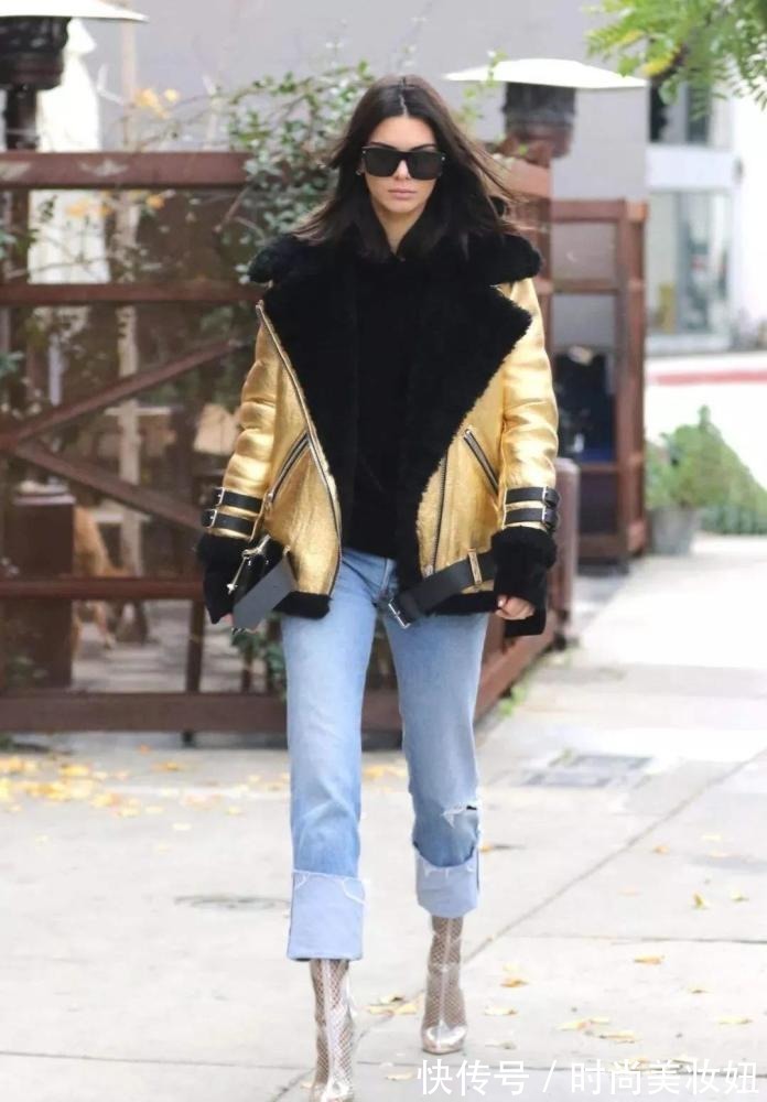 小脚裤 阿娇终于穿对一回,皮毛一体外套配小脚裤走机场,显瘦10斤不止