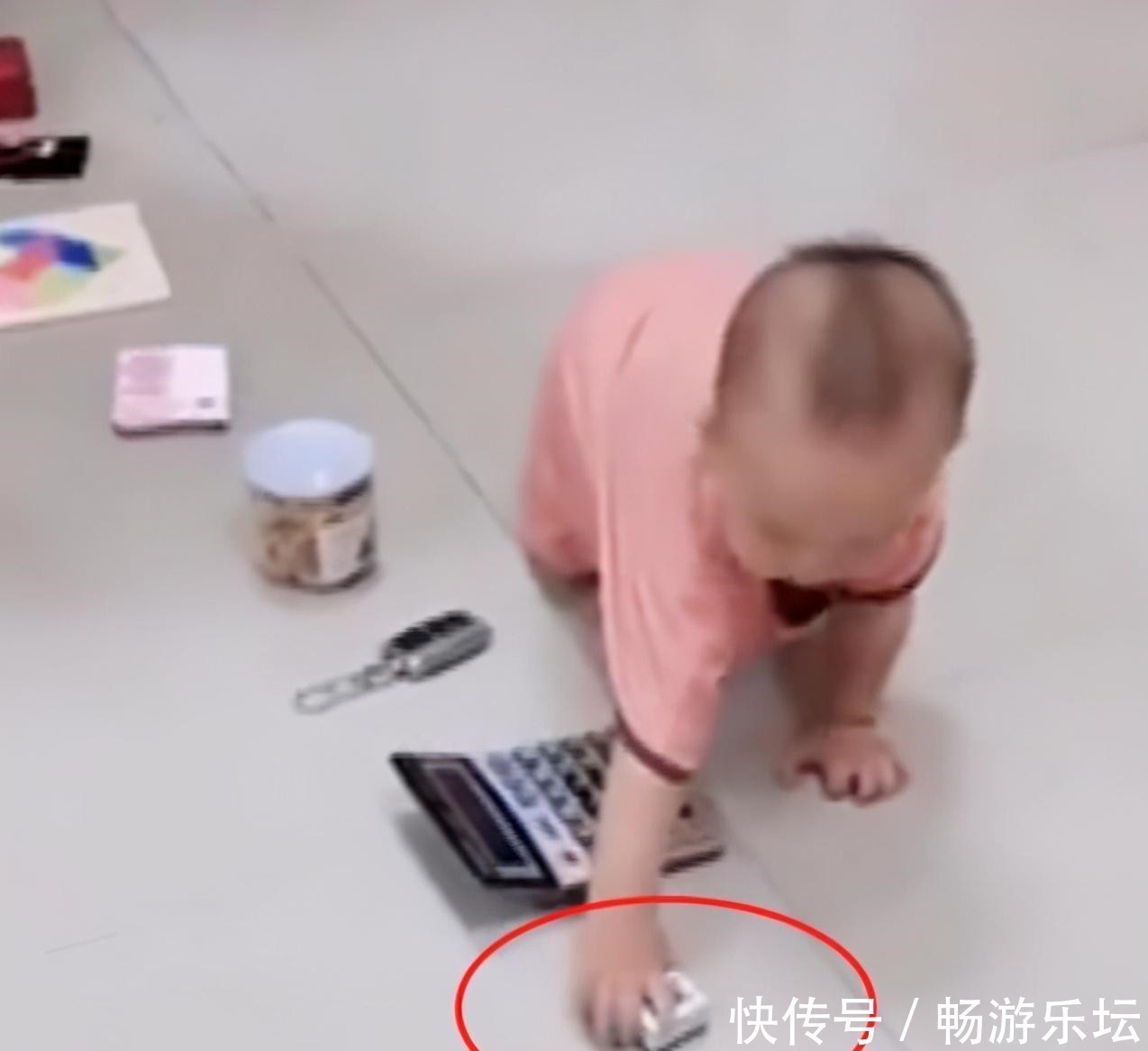 小龙|“这下可完了!”,爸爸让儿子“抓周”,孩子却径直爬向这东西