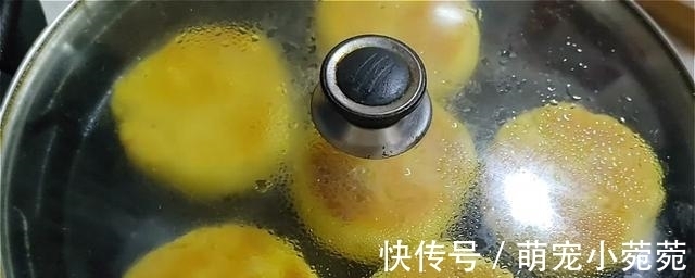 玉米面饼这样做，加多一种材料，口感丰富，吃着蓬松柔软，真香