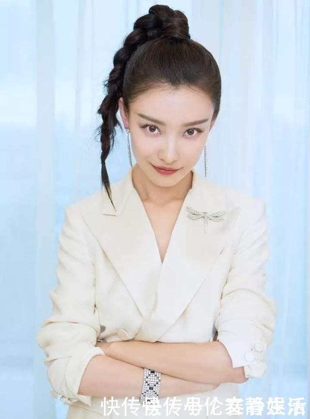 丸子头|冬天再懒也不要散着头发了,有静电,试试这3款扎发,洋气显脸小