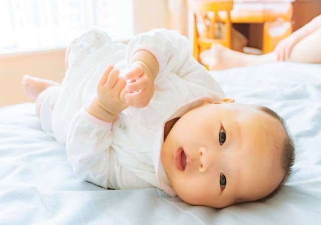 宝妈|宝宝究竟何时才能睡枕头?出现这些信号就该用了,太早太晚都不好