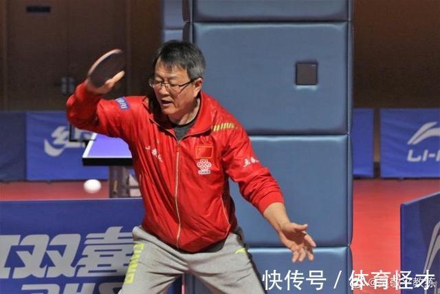 樊振东|国乒金牌老帅秀球技!直板打法面部发力抢镜,退休后开班培养教练