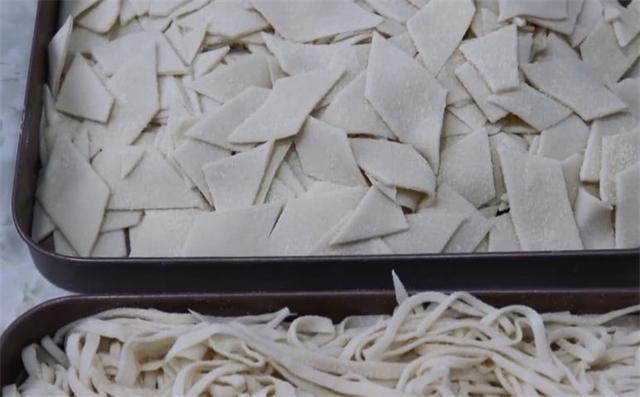 这才是北方人最拿手的手擀面做法，手工做的比机器压的还要好