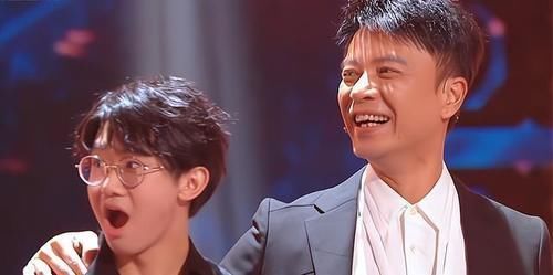 好聲音:汪峰的點(diǎn)評(píng)引起爭(zhēng)議,3比5落敗,迷你機(jī)遺憾離場(chǎng)