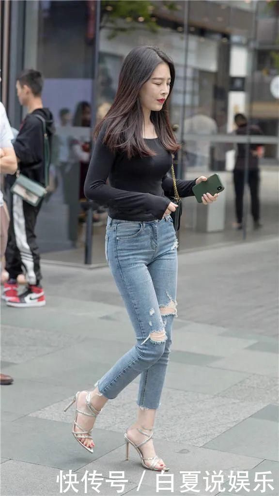 简约穿搭的小姐姐,一件牛仔裤就可以绽放美