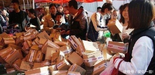 大街|大街无人认领快递十元一个,摊主日赚万元笑乐了,打开后竟是这些