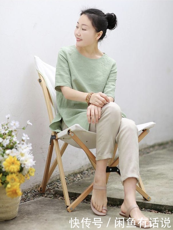 女人|女人上了年纪,出游时别穿得太花哨,试试这么搭,时髦高级更上照