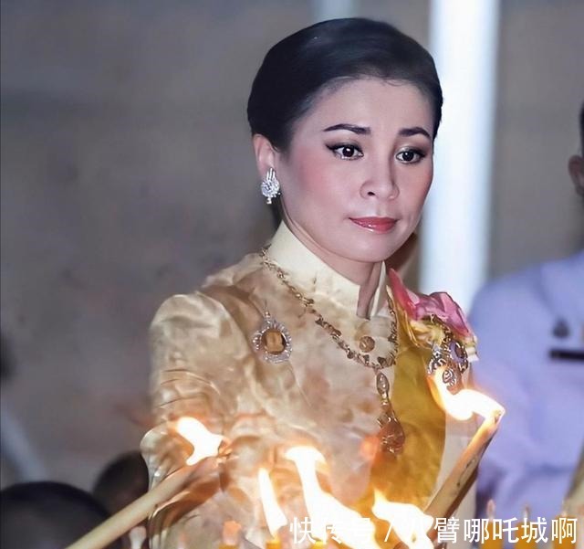 造型|泰国王后造型翻车!蓝色眼影搭配粉色腮红太土了,珍珠发夹也雷人!