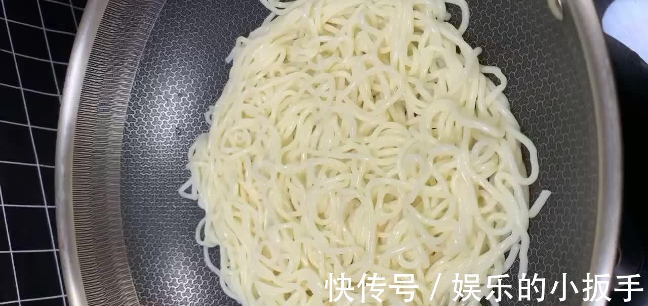 凉拌面的做法,凉拌汁酸辣开胃,面条劲道爽滑,怎么都吃不腻