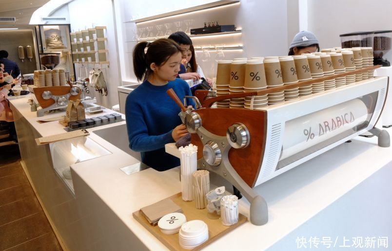 老年|探秘武康大楼“新花头”！转角30°遇见咖啡+文创全新空间！梧桐树下情调好足呀，约着去漫游吧