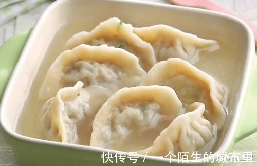 所以白菜做馅时,这就是调馅前多做的一步,饺子不出水好包,鲜香多汁