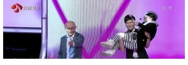 幸福|他上非誠(chéng)勿擾就遭24燈全滅，結(jié)果卻把女導(dǎo)演抱走，今兩人幸福甜蜜