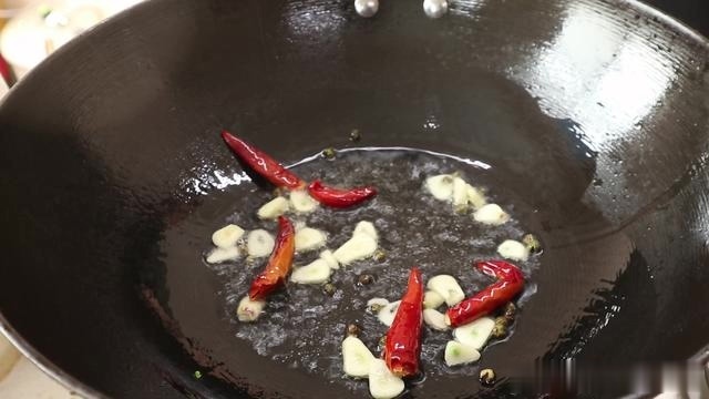 这才是芹菜炒香干最好吃的做法，芹菜爽脆香干嫩，原来是这样做的