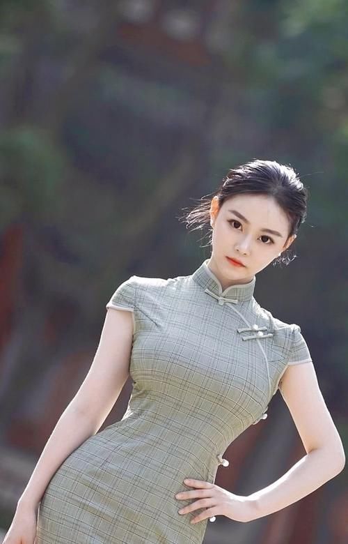 鹅蛋|美女模特:鹅蛋的脸颊,穿旗袍装,曲线好身材