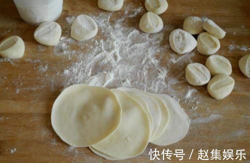 饺子皮|原来“擀饺子皮”这么简单,一个塑料瓶轻松搞定,可惜很多人不懂