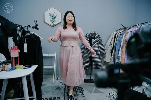 大码|200斤女孩在乡下被嘲笑，进城做大码模特快乐谋生