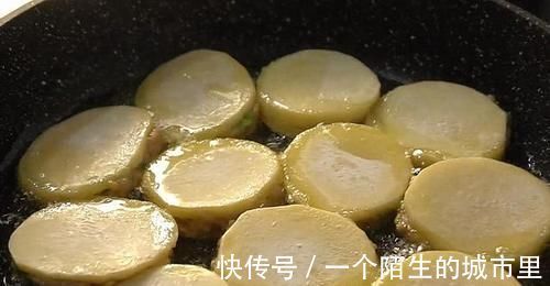好吃|4个土豆1斤肉,教你最好吃的做法,酸甜开胃香而不腻,太好吃了