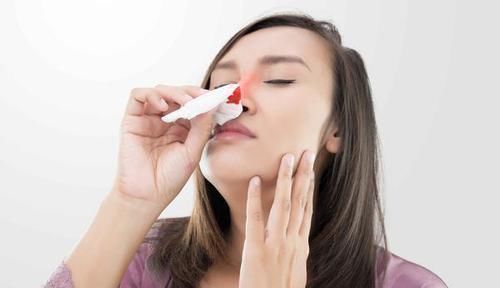 流鼻血后，要仰头、塞纸？别再错了，正确的处理方法记住这3点