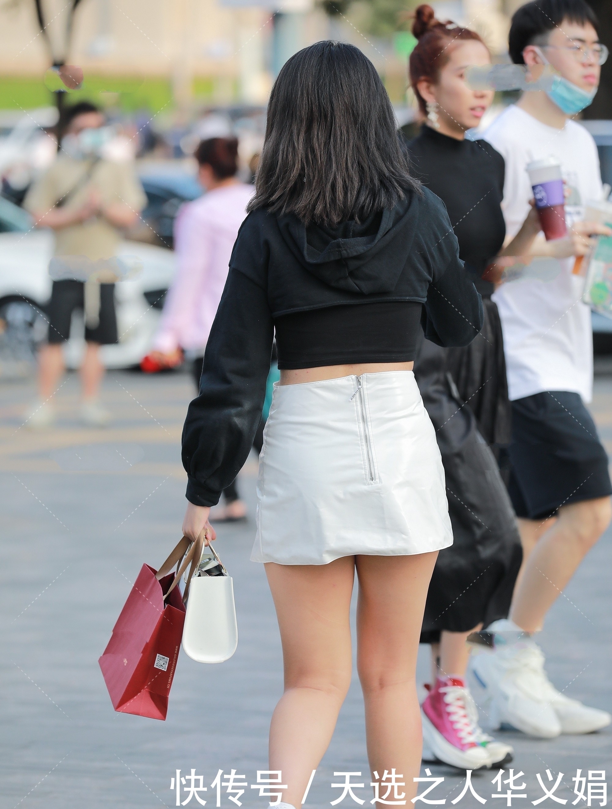 衣服|黑色连帽卫衣搭配白色短裙,黑白搭经典不败,简约又时尚