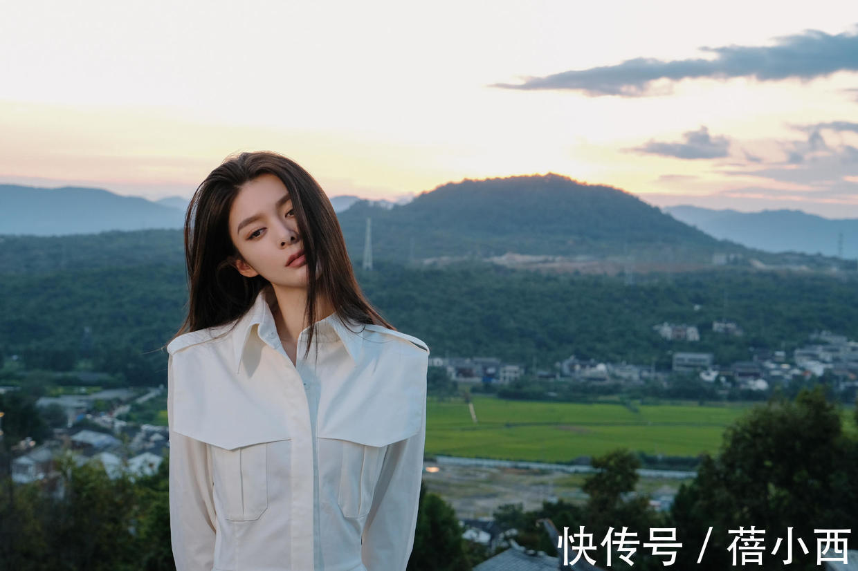 清冷|傅菁真是清冷美人,穿斑马纹上衣配长裤,又美又飒太有女强人气场