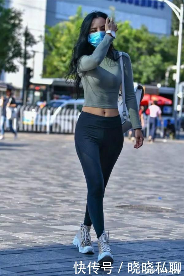 今夏“无痕裤”吃香了,遮肉又显年轻,有品位