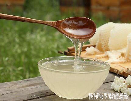 吃蜂蜜眼睛会肿是怎么回事喝蜂蜜水会导致眼睛浮肿么