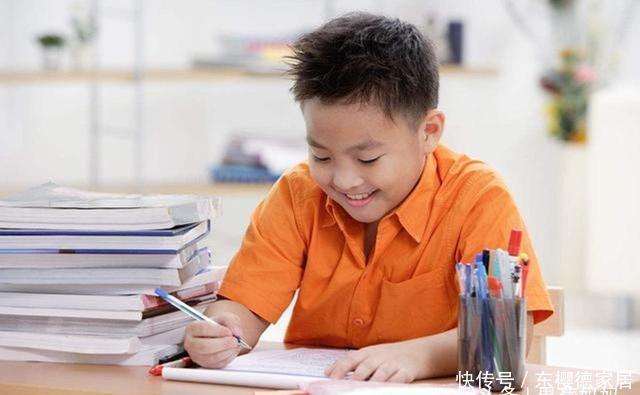 3年级小学生写作业到深夜，爸爸怒找老师，知道真相后怒撕作业本