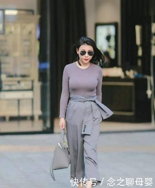 身材高挑 牛仔热裤搭配高跟鞋,大长腿展示得淋漓尽致,凸显小姐姐的优雅