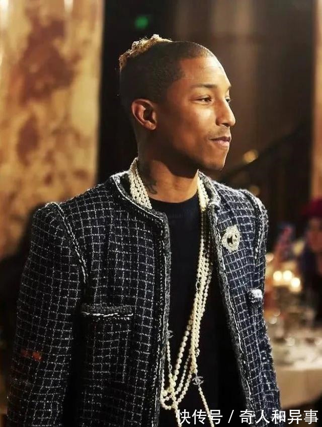 开叉裙 男爱豆的时尚越来越难懂,涂口红踩高跟还不够,连开叉裙都穿上了!