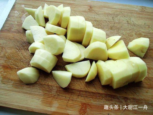 聪明人炖鸡肉从不焯水,学会这样做,汤汁浓郁又下饭,太解馋啦