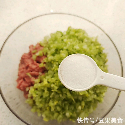 保鲜膜|无敌下饭的芹菜牛肉饺子，胃口全开