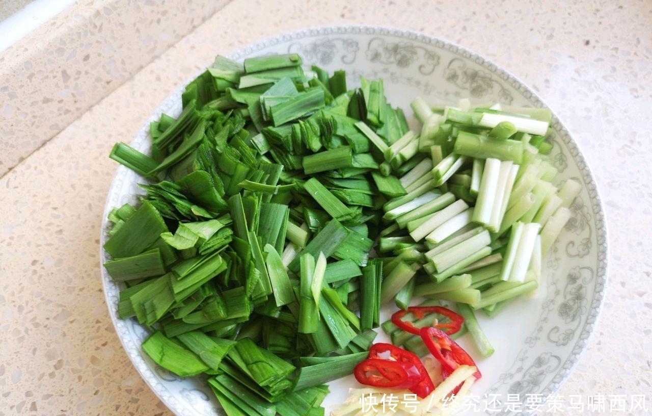 春天吃这道菜正当时,鲜味无比,营养也丰富,男人吃了棒棒滴