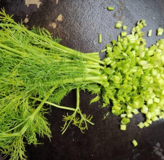 香椿芽炒蛋|湿气“最怕”这个菜，每周吃3次，湿气跑光光，营养美味易消化