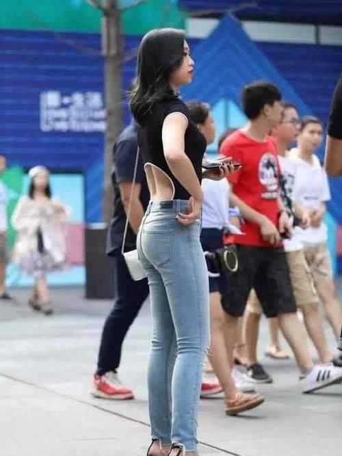优雅大方的穿搭技巧，流行的百搭牛仔裤，适合时尚潮流的女生