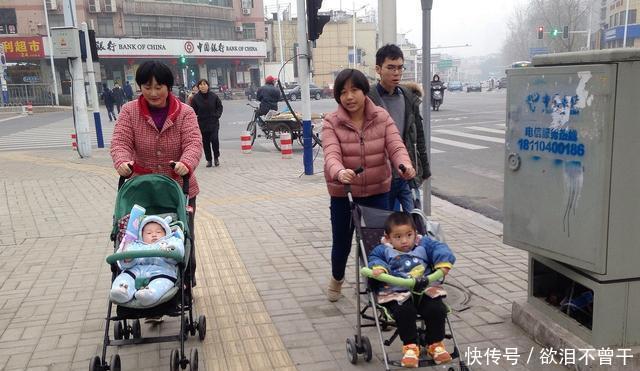 检查|孕妈生下双胞胎后，突然大喊“等一下”，医生检查后发现意外之喜