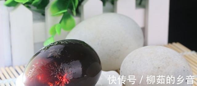 凉拌皮蛋|凉拌皮蛋总觉得又涩又腥，教您多加几个料，皮蛋好吃不腥气！