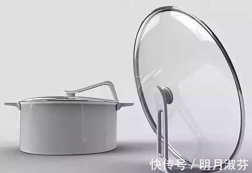 锅盖上的油污不要用布擦,这样清洁会更轻松方便